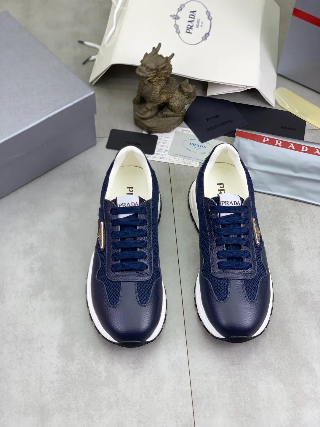 Men's shoes 💰P560💰[New style] popular models are on the official website, 🆘 Trendy brand (Prada) mainly promotes popular models, avant-garde and versatile fashion men's shoes private version mold opening, cowhide surface splicing 1:1.. Fashionable and simple, original imported cowhide lining cowhide feet; the atmosphere and personality are more fashionable, eye-catching and pursuing class. It will subvert the old idea and be a must-have for fashionistas with you! Must keep it for yourself! Tall and comfortable, large and low, high-end quality workmanship. Number of yards: 38-45 4️⃣optional.